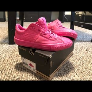 Pink converse for girl size 1.5 in box, brand new!